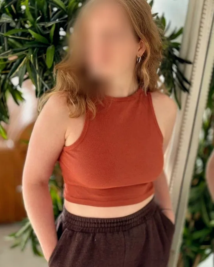 Ellie, 27